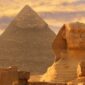 Die Magie der Begegnung Visuell: Ein Reiseleiter erklärt leidenschaftlich die Geheimnisse der Sphinx. Wechsel zu einer Gruppe von Freunden, die gemeinsam Koshary in einem belebten Restaurant genießen. Sprecher: „Es sind die Geschichten, die uns verbinden. Ob mit unseren Experten-Guides vor den Monumenten oder bei einem authentischen Essen mit neuen Freunden.“